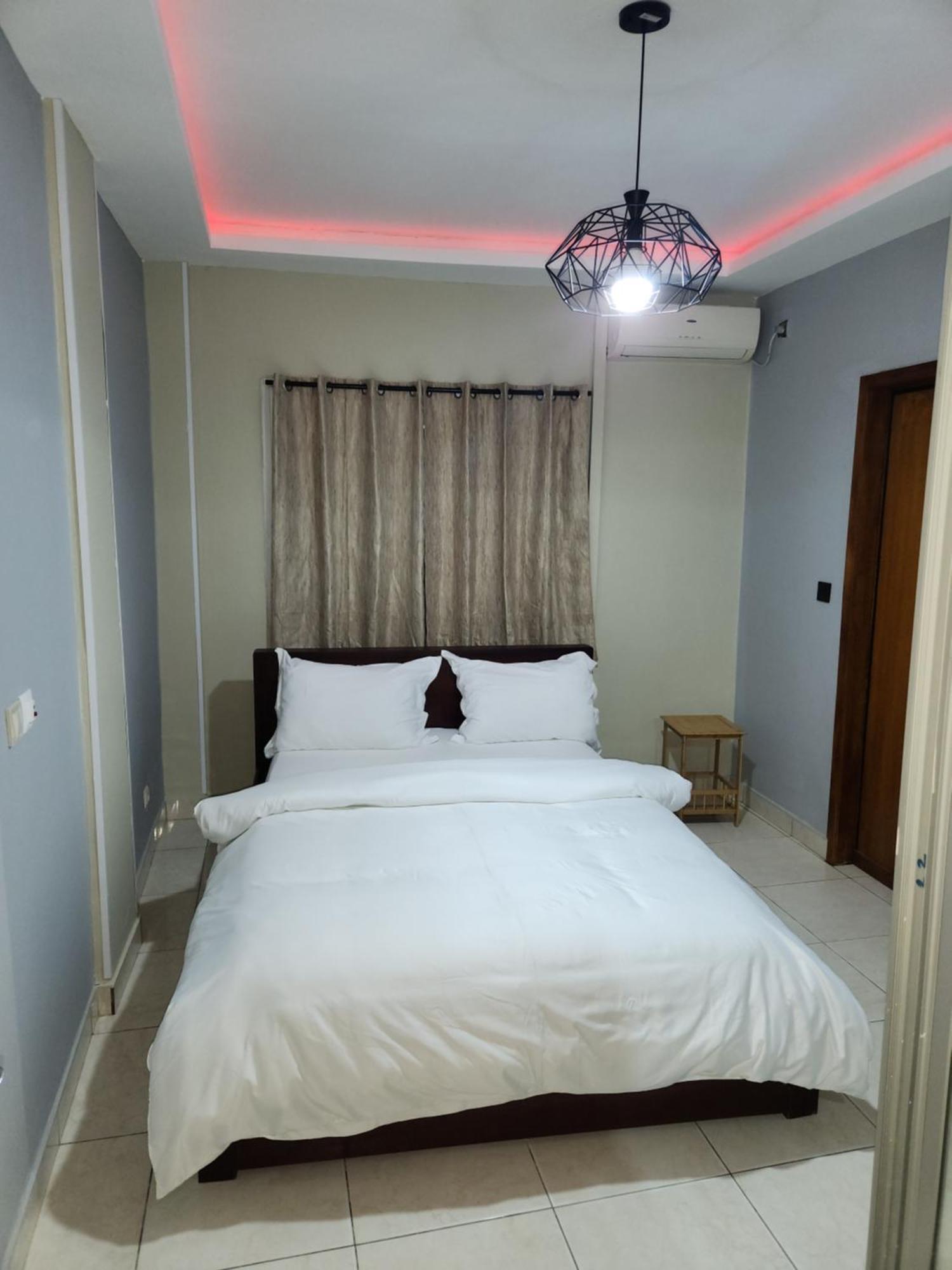 Meuble 1Ch 2E Ch Dispo Avec Un Supplement E1D Apartment Douala Ngoại thất bức ảnh